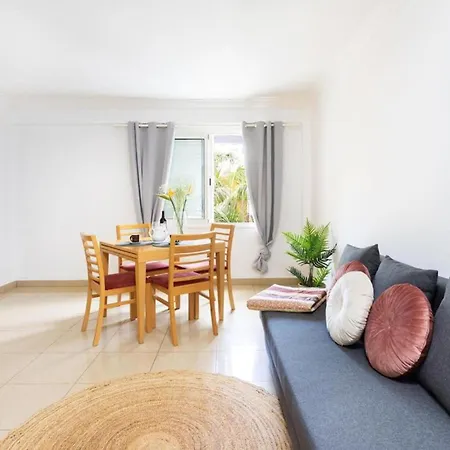 Live Cristianos Square Apartman *